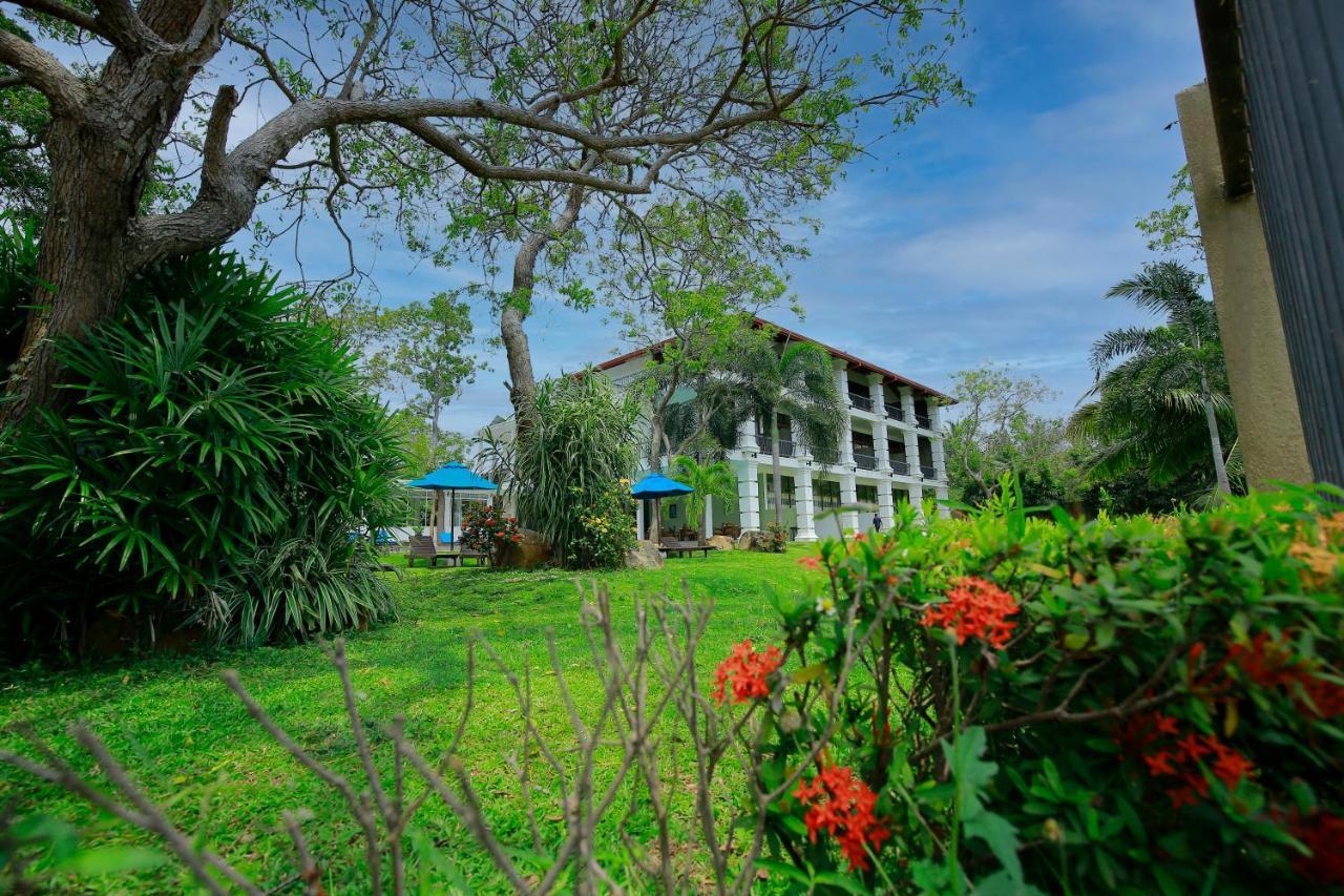 Diya Dahara Lake Resort Яла Экстерьер фото